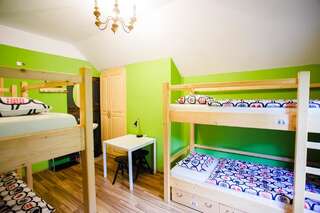 Хостелы Hostel Krokus Карпач Кровать в общем номере с 6 кроватями и общей ванной комнатой-3