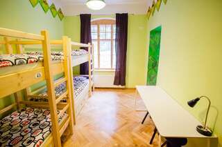 Хостелы Hostel Krokus Карпач Кровать в общем номере с 6 кроватями и общей ванной комнатой-8